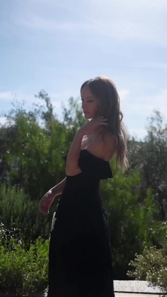Video thumbnail for Olivia Wilde Naked AI Video - Nude AI Celebs