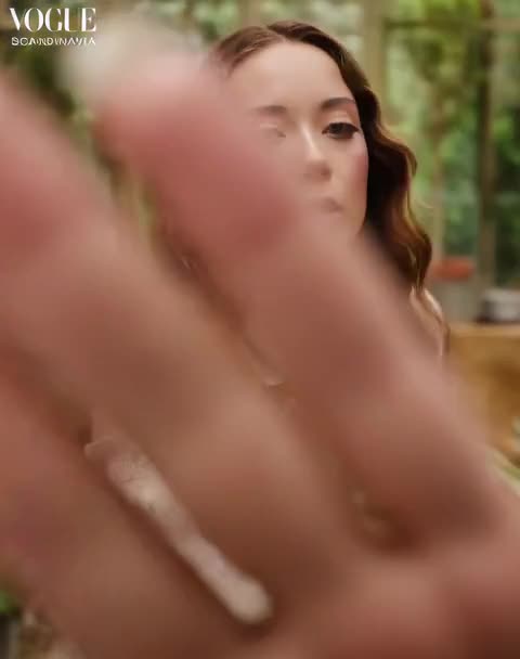 Video thumbnail for Laufey AI Video Illusion Porn - Nude AI Celebs