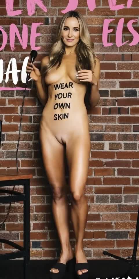 Video thumbnail for Nikki Glaser fake AI Video - Nude AI Celebs